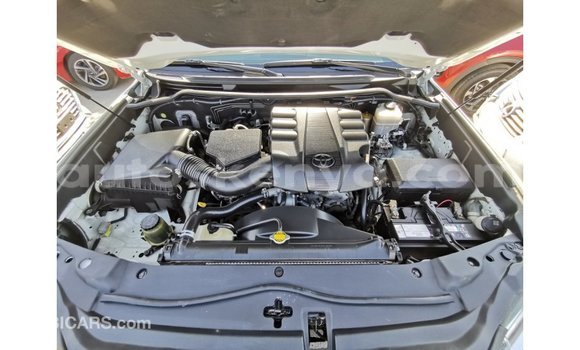 Nunua Imported Toyota Land Cruiser Nyeupe Gari ndani ya Import - Dubai nchini Kati Kenya Nunua Imported Toyota Land Cruiser Nyeupe Gari ndani ya Import - Dubai nchini Kati Kenya