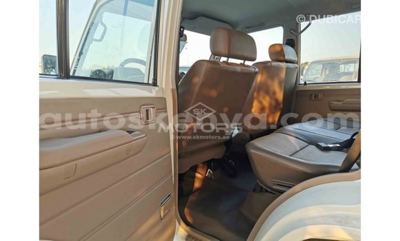 Buy Import Toyota Land Cruiser White Car in Import - Dubai in Central Kenya Buy Import Toyota Land Cruiser White Car in Import - Dubai in Central Kenya