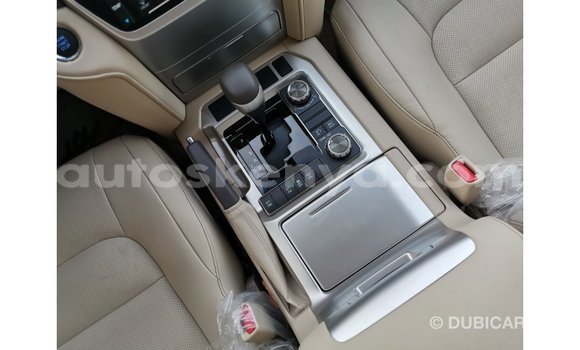 Imported Toyota Land Cruiser White Makiinaa iti Import - Dubai keessatti Central Kenya keessatti Imported Toyota Land Cruiser White Makiinaa iti Import - Dubai keessatti Central Kenya keessatti