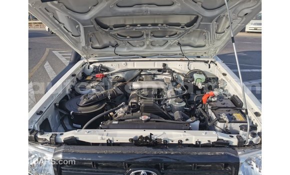 Buy Import Toyota Land Cruiser White Car in Import - Dubai in Central Kenya Buy Import Toyota Land Cruiser White Car in Import - Dubai in Central Kenya