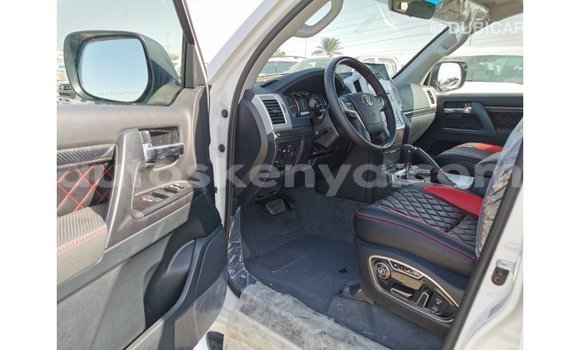 Nunua Imported Toyota Land Cruiser Nyeupe Gari ndani ya Import - Dubai nchini Kati Kenya Nunua Imported Toyota Land Cruiser Nyeupe Gari ndani ya Import - Dubai nchini Kati Kenya