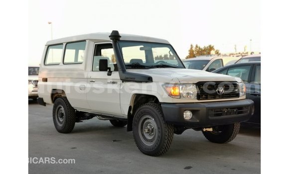 Buy Import Toyota Land Cruiser White Car in Import - Dubai in Central Kenya Buy Import Toyota Land Cruiser White Car in Import - Dubai in Central Kenya
