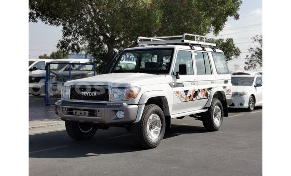 Buy Import Toyota Land Cruiser White Car in Import - Dubai in Central Kenya Buy Import Toyota Land Cruiser White Car in Import - Dubai in Central Kenya