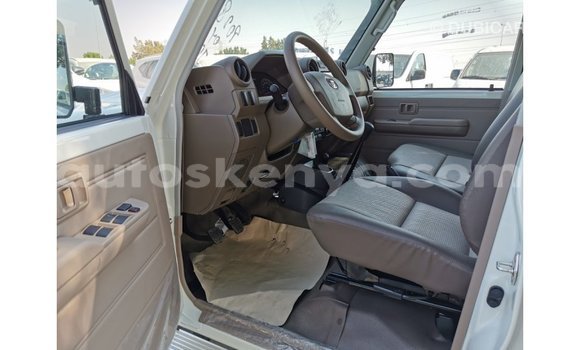 Nunua Imported Toyota Land Cruiser Nyeupe Gari ndani ya Import - Dubai nchini Kati Kenya Nunua Imported Toyota Land Cruiser Nyeupe Gari ndani ya Import - Dubai nchini Kati Kenya
