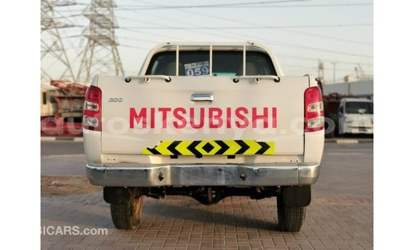 Imported Mitsubishi L200 White Makiinaa iti Import - Dubai keessatti Central Kenya keessatti Imported Mitsubishi L200 White Makiinaa iti Import - Dubai keessatti Central Kenya keessatti