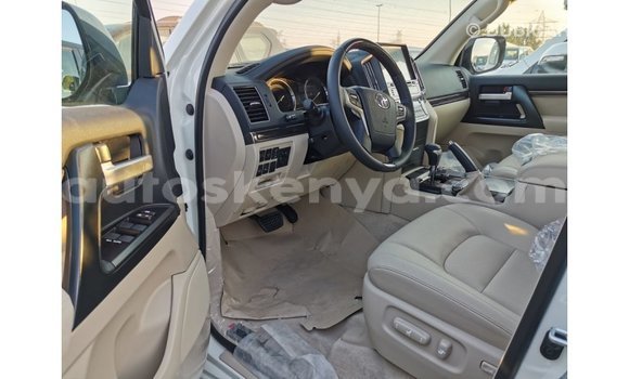 Imported Toyota Land Cruiser White Makiinaa iti Import - Dubai keessatti Central Kenya keessatti Imported Toyota Land Cruiser White Makiinaa iti Import - Dubai keessatti Central Kenya keessatti