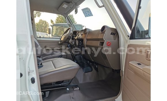 Buy Import Toyota Land Cruiser White Car in Import - Dubai in Central Kenya Buy Import Toyota Land Cruiser White Car in Import - Dubai in Central Kenya