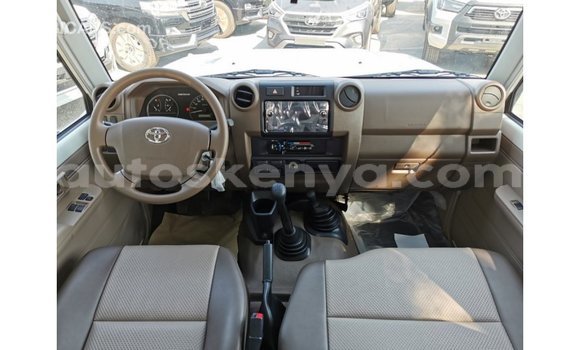 Buy Import Toyota Land Cruiser White Car in Import - Dubai in Central Kenya Buy Import Toyota Land Cruiser White Car in Import - Dubai in Central Kenya