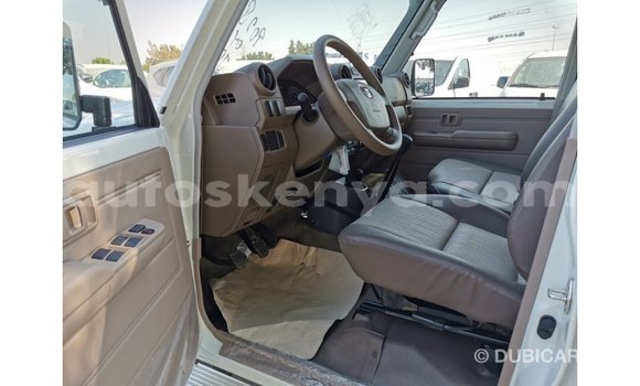 Nunua Imported Toyota Land Cruiser Nyeupe Gari ndani ya Import - Dubai nchini Kati Kenya Nunua Imported Toyota Land Cruiser Nyeupe Gari ndani ya Import - Dubai nchini Kati Kenya