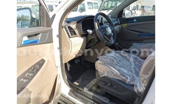 Imported Hyundai Tucson White Makiinaa iti Import - Dubai keessatti Central Kenya keessatti Imported Hyundai Tucson White Makiinaa iti Import - Dubai keessatti Central Kenya keessatti