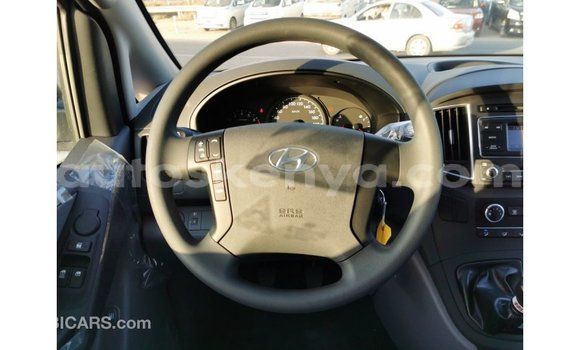 Imported Hyundai Cargo White Makiinaa iti Import - Dubai keessatti Central Kenya keessatti Imported Hyundai Cargo White Makiinaa iti Import - Dubai keessatti Central Kenya keessatti