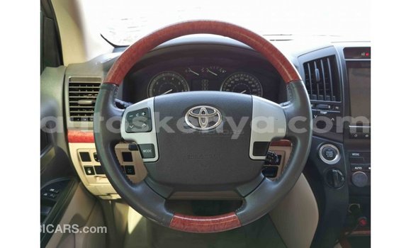 Imported Toyota Land Cruiser White Makiinaa iti Import - Dubai keessatti Central Kenya keessatti Imported Toyota Land Cruiser White Makiinaa iti Import - Dubai keessatti Central Kenya keessatti