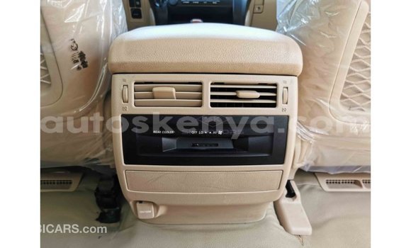 Imported Toyota Land Cruiser White Makiinaa iti Import - Dubai keessatti Central Kenya keessatti Imported Toyota Land Cruiser White Makiinaa iti Import - Dubai keessatti Central Kenya keessatti