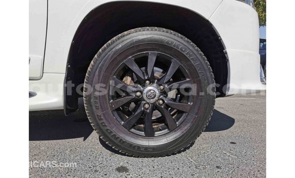 Imported Toyota Land Cruiser White Makiinaa iti Import - Dubai keessatti Central Kenya keessatti Imported Toyota Land Cruiser White Makiinaa iti Import - Dubai keessatti Central Kenya keessatti