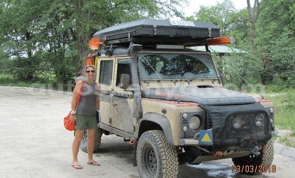 Oofamaa Land Rover Defender Silver Makiinaa iti Nairobi keessatti Nairobi keessatti