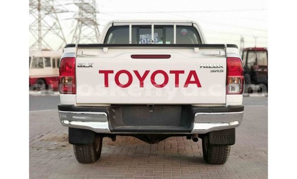 Nunua Imported Toyota Hilux Nyeupe Gari ndani ya Import - Dubai nchini Kati Kenya Nunua Imported Toyota Hilux Nyeupe Gari ndani ya Import - Dubai nchini Kati Kenya