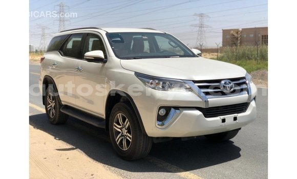 Nunua Imported Toyota Fortuner Nyeupe Gari ndani ya Import - Dubai nchini Kati Kenya Nunua Imported Toyota Fortuner Nyeupe Gari ndani ya Import - Dubai nchini Kati Kenya