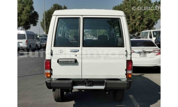 Buy Import Toyota Land Cruiser White Car in Import - Dubai in Central Kenya Buy Import Toyota Land Cruiser White Car in Import - Dubai in Central Kenya
