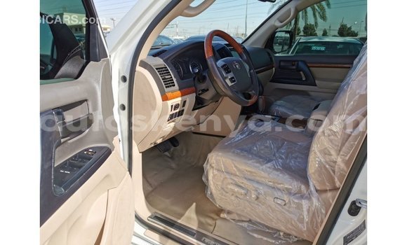 Nunua Imported Toyota Land Cruiser Nyeupe Gari ndani ya Import - Dubai nchini Kati Kenya Nunua Imported Toyota Land Cruiser Nyeupe Gari ndani ya Import - Dubai nchini Kati Kenya
