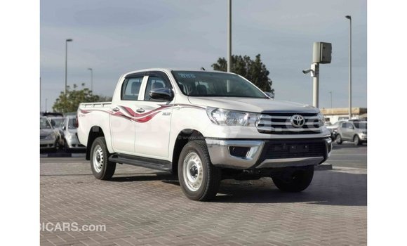 Nunua Imported Toyota Hilux Nyeupe Gari ndani ya Import - Dubai nchini Kati Kenya Nunua Imported Toyota Hilux Nyeupe Gari ndani ya Import - Dubai nchini Kati Kenya