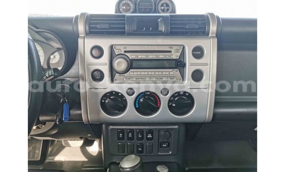 Imported Toyota FJ Cruiser Beige Makiinaa iti Import - Dubai keessatti Central Kenya keessatti Imported Toyota FJ Cruiser Beige Makiinaa iti Import - Dubai keessatti Central Kenya keessatti