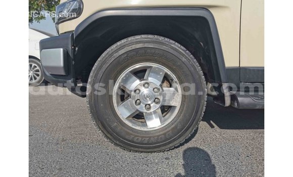 Imported Toyota FJ Cruiser Beige Makiinaa iti Import - Dubai keessatti Central Kenya keessatti Imported Toyota FJ Cruiser Beige Makiinaa iti Import - Dubai keessatti Central Kenya keessatti