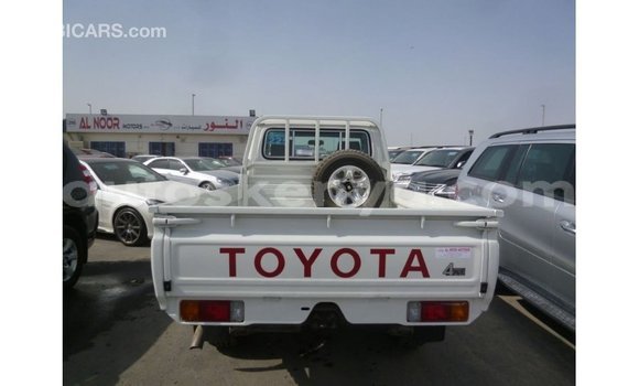 Buy Import Toyota Land Cruiser White Car in Import - Dubai in Central Kenya Buy Import Toyota Land Cruiser White Car in Import - Dubai in Central Kenya