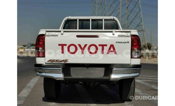 Imported Toyota Hilux White Makiinaa iti Import - Dubai keessatti Central Kenya keessatti Imported Toyota Hilux White Makiinaa iti Import - Dubai keessatti Central Kenya keessatti