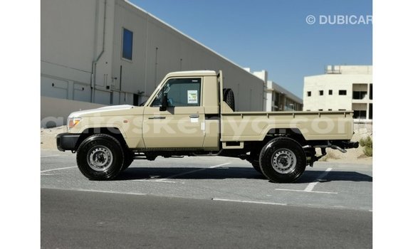 Nunua Imported Toyota Land Cruiser Beige Gari ndani ya Import - Dubai nchini Kati Kenya Nunua Imported Toyota Land Cruiser Beige Gari ndani ya Import - Dubai nchini Kati Kenya