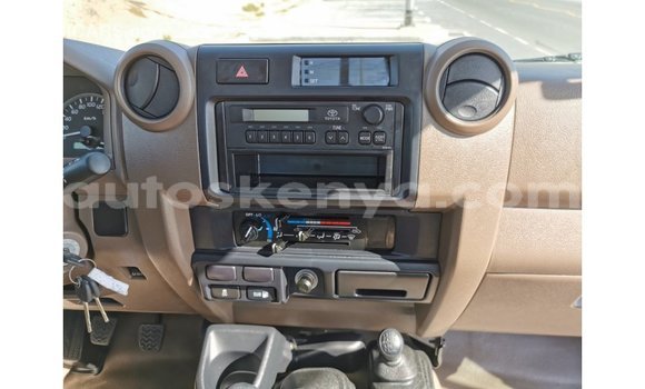 Nunua Imported Toyota Land Cruiser Beige Gari ndani ya Import - Dubai nchini Kati Kenya Nunua Imported Toyota Land Cruiser Beige Gari ndani ya Import - Dubai nchini Kati Kenya