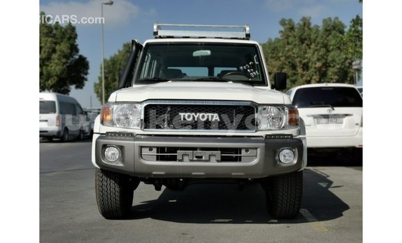 Nunua Imported Toyota Land Cruiser Nyeupe Gari ndani ya Import - Dubai nchini Kati Kenya Nunua Imported Toyota Land Cruiser Nyeupe Gari ndani ya Import - Dubai nchini Kati Kenya