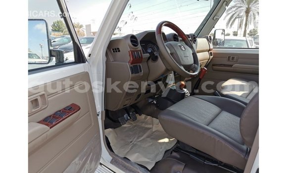 Nunua Imported Toyota Land Cruiser Nyeupe Gari ndani ya Import - Dubai nchini Kati Kenya Nunua Imported Toyota Land Cruiser Nyeupe Gari ndani ya Import - Dubai nchini Kati Kenya