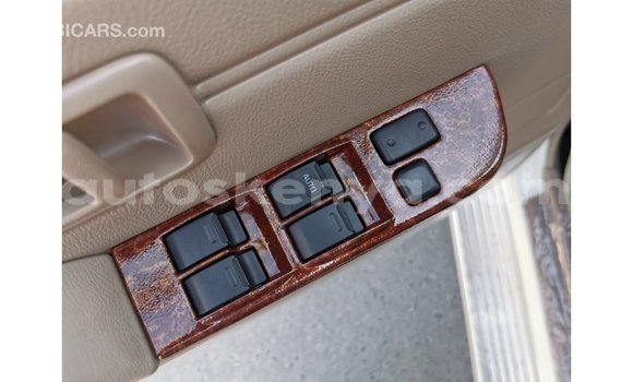 Nunua Imported Toyota Land Cruiser Nyeupe Gari ndani ya Import - Dubai nchini Kati Kenya Nunua Imported Toyota Land Cruiser Nyeupe Gari ndani ya Import - Dubai nchini Kati Kenya