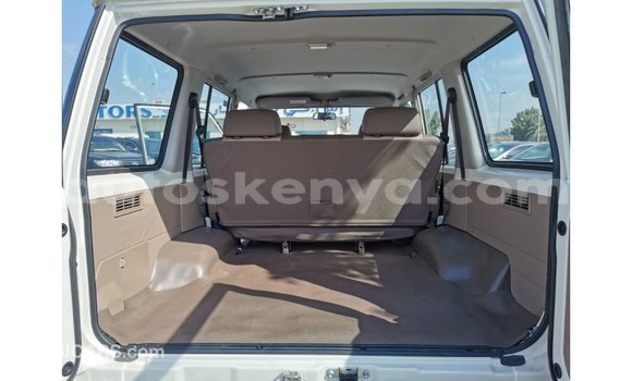 Nunua Imported Toyota Land Cruiser Nyeupe Gari ndani ya Import - Dubai nchini Kati Kenya Nunua Imported Toyota Land Cruiser Nyeupe Gari ndani ya Import - Dubai nchini Kati Kenya