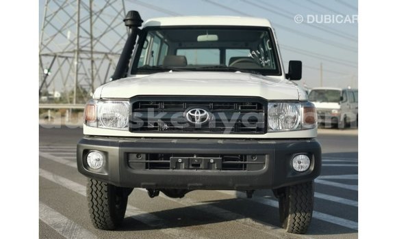 Nunua Imported Toyota Land Cruiser Nyeupe Gari ndani ya Import - Dubai nchini Kati Kenya Nunua Imported Toyota Land Cruiser Nyeupe Gari ndani ya Import - Dubai nchini Kati Kenya