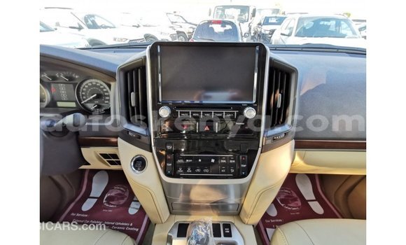 Imported Toyota Land Cruiser White Makiinaa iti Import - Dubai keessatti Central Kenya keessatti Imported Toyota Land Cruiser White Makiinaa iti Import - Dubai keessatti Central Kenya keessatti