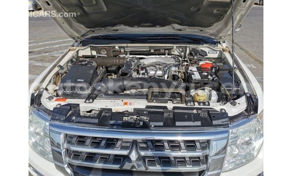 Imported Mitsubishi Pajero White Makiinaa iti Import - Dubai keessatti Central Kenya keessatti Imported Mitsubishi Pajero White Makiinaa iti Import - Dubai keessatti Central Kenya keessatti