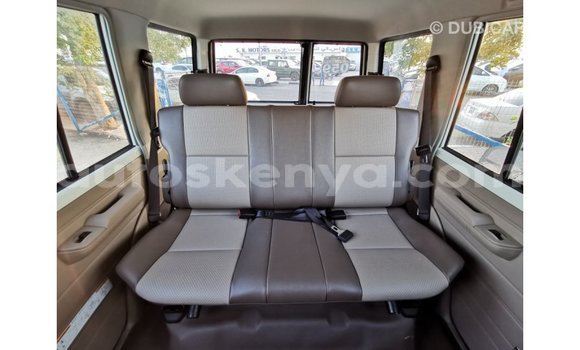 Nunua Imported Toyota Land Cruiser Nyeupe Gari ndani ya Import - Dubai nchini Kati Kenya Nunua Imported Toyota Land Cruiser Nyeupe Gari ndani ya Import - Dubai nchini Kati Kenya