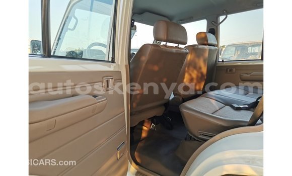 Nunua Imported Toyota Land Cruiser Nyeupe Gari ndani ya Import - Dubai nchini Kati Kenya Nunua Imported Toyota Land Cruiser Nyeupe Gari ndani ya Import - Dubai nchini Kati Kenya