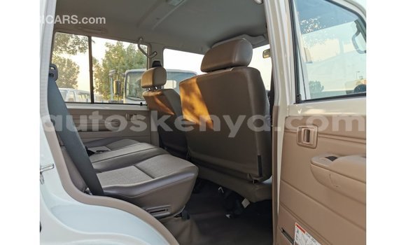Nunua Imported Toyota Land Cruiser Nyeupe Gari ndani ya Import - Dubai nchini Kati Kenya Nunua Imported Toyota Land Cruiser Nyeupe Gari ndani ya Import - Dubai nchini Kati Kenya