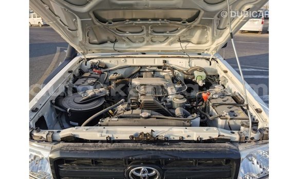 Nunua Imported Toyota Land Cruiser Nyeupe Gari ndani ya Import - Dubai nchini Kati Kenya Nunua Imported Toyota Land Cruiser Nyeupe Gari ndani ya Import - Dubai nchini Kati Kenya
