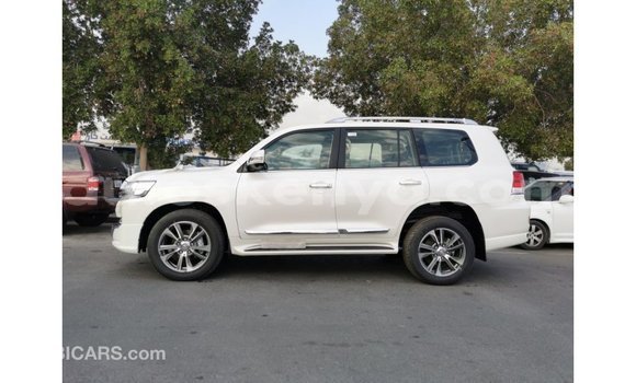 Buy Import Toyota Land Cruiser White Car in Import - Dubai in Central Kenya Buy Import Toyota Land Cruiser White Car in Import - Dubai in Central Kenya