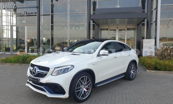 Oofamaa Mercedes‒Benz GL-klasse AMG White Makiinaa iti Nairobi keessatti Nairobi keessatti