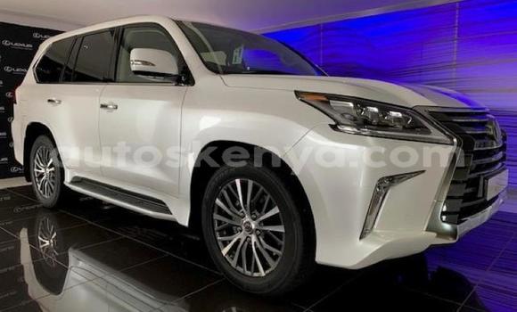 Oofamaa Lexus LX 570 White Makiinaa iti Nairobi keessatti Nairobi keessatti