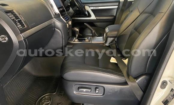 Oofamaa Toyota Land Cruiser White Makiinaa iti Bissil keessatti Nairobi keessatti Oofamaa Toyota Land Cruiser White Makiinaa iti Bissil keessatti Nairobi keessatti