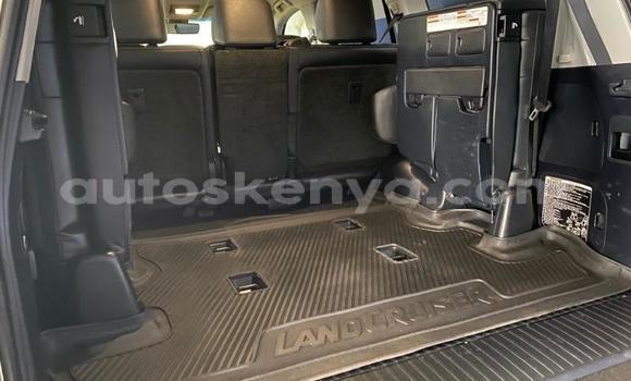 Oofamaa Toyota Land Cruiser White Makiinaa iti Bissil keessatti Nairobi keessatti Oofamaa Toyota Land Cruiser White Makiinaa iti Bissil keessatti Nairobi keessatti