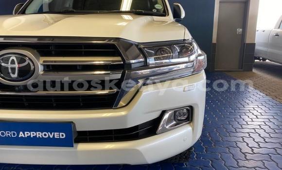 Oofamaa Toyota Land Cruiser White Makiinaa iti Bissil keessatti Nairobi keessatti Oofamaa Toyota Land Cruiser White Makiinaa iti Bissil keessatti Nairobi keessatti