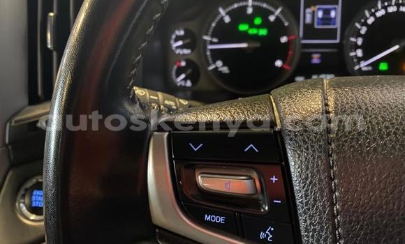 Oofamaa Toyota Land Cruiser White Makiinaa iti Bissil keessatti Nairobi keessatti Oofamaa Toyota Land Cruiser White Makiinaa iti Bissil keessatti Nairobi keessatti