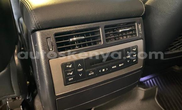 Oofamaa Toyota Land Cruiser White Makiinaa iti Bissil keessatti Nairobi keessatti Oofamaa Toyota Land Cruiser White Makiinaa iti Bissil keessatti Nairobi keessatti