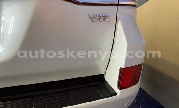 Oofamaa Toyota Land Cruiser White Makiinaa iti Bissil keessatti Nairobi keessatti Oofamaa Toyota Land Cruiser White Makiinaa iti Bissil keessatti Nairobi keessatti